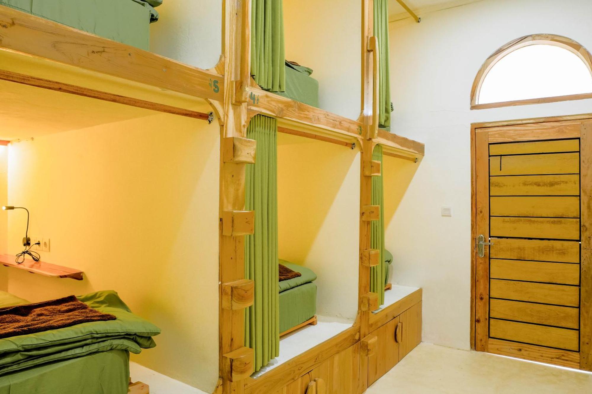 Lost Inn Kuta Capsule Hostel Екстер'єр фото