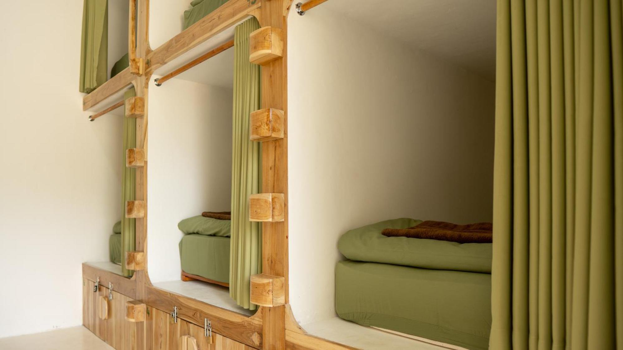 Lost Inn Kuta Capsule Hostel Екстер'єр фото